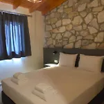 Nine Muses Hospitality * نيا إيراكليا